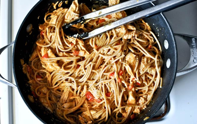 Chicken Enchilada Spaghetti I howsweeteats.com Chicken Enchilada Spaghetti I howsweeteats.com