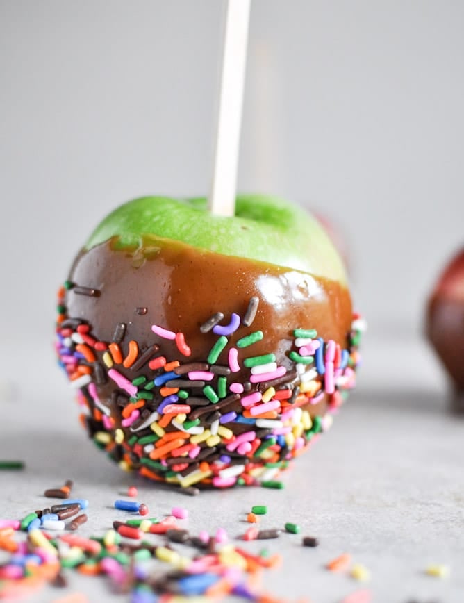 Vanilla Bourbon Caramel Apples I howsweeteats.com Vanilla Bourbon Caramel Apples I howsweeteats.com