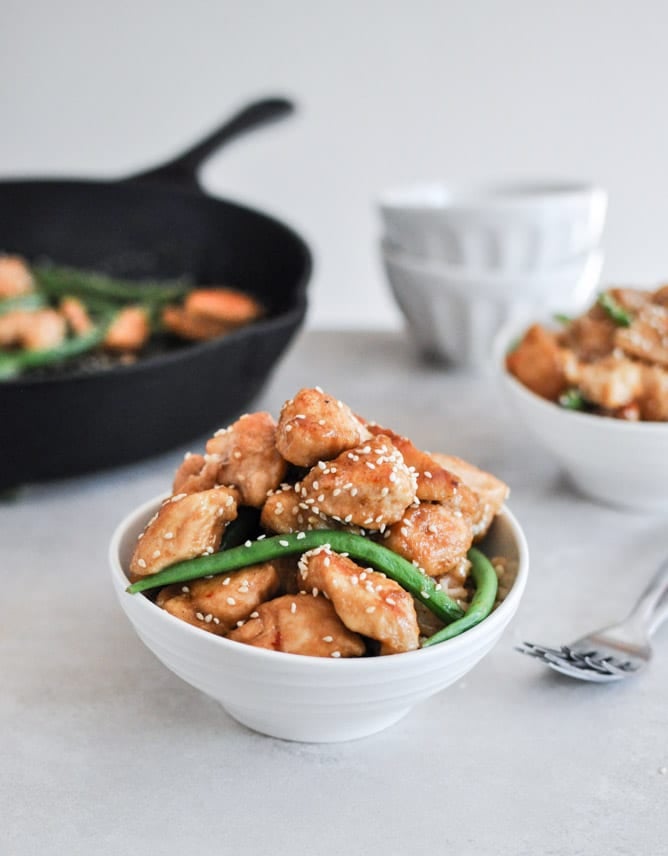 Simple Sesame Chicken Skillet I howsweeteats.com Simple Sesame Chicken Skillet I howsweeteats.com