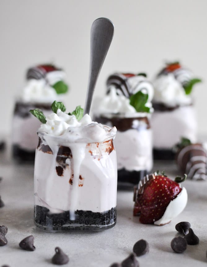 No-Bake Chocolate Covered Strawberry Cheesecakes I howsweeteats.com