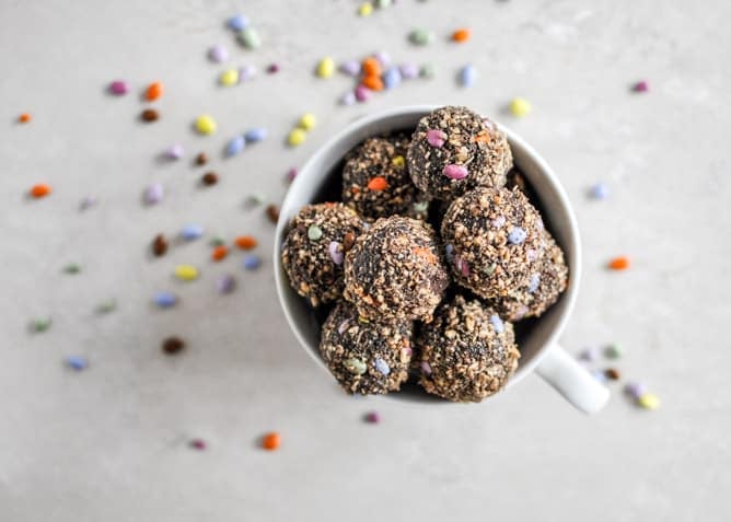 No-Bake Double Chocolate Peanut Butter Snack Bites I howsweeteats.com