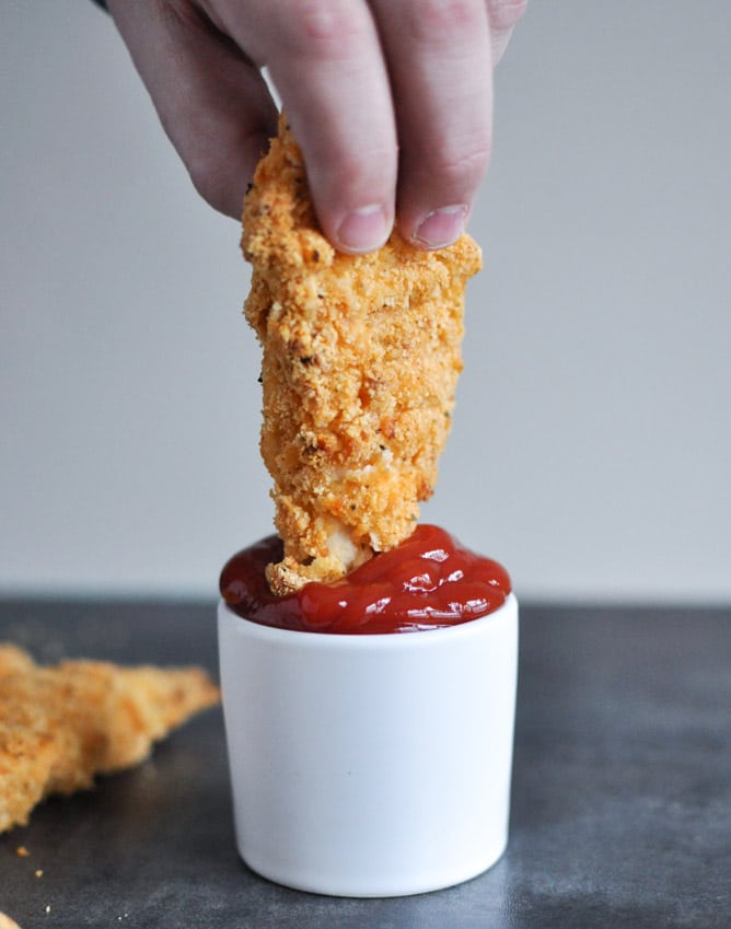 Buttermilk Almond Crusted Chicken Fingers I howsweeteats.com Buttermilk Almond Crusted Chicken Fingers I howsweeteats.com