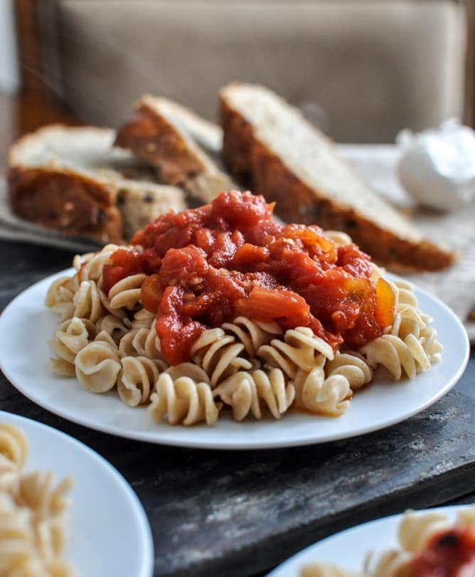 Favorite Simple Crockpot Tomato Sauce I howsweeteats.com Favorite Simple Crockpot Tomato Sauce I howsweeteats.com