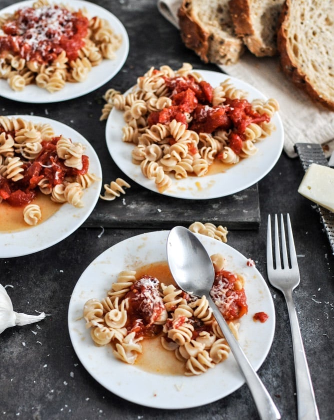Favorite Simple Crockpot Tomato Sauce I howsweeteats.com