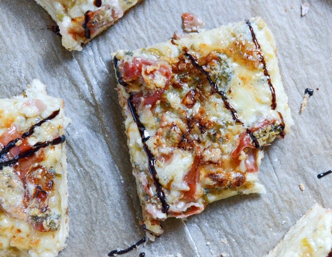 Caramelized Pear, Crispy Prosciutto + Blue Cheese Pizza I howsweeteats.com