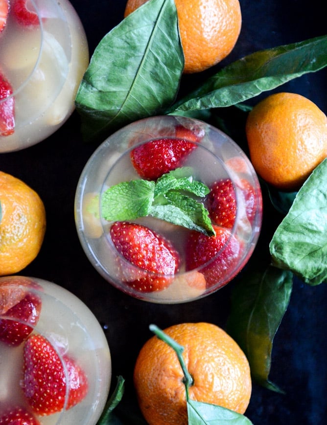 Strawberry Satsuma Champagne Sangria I howsweeteats.com