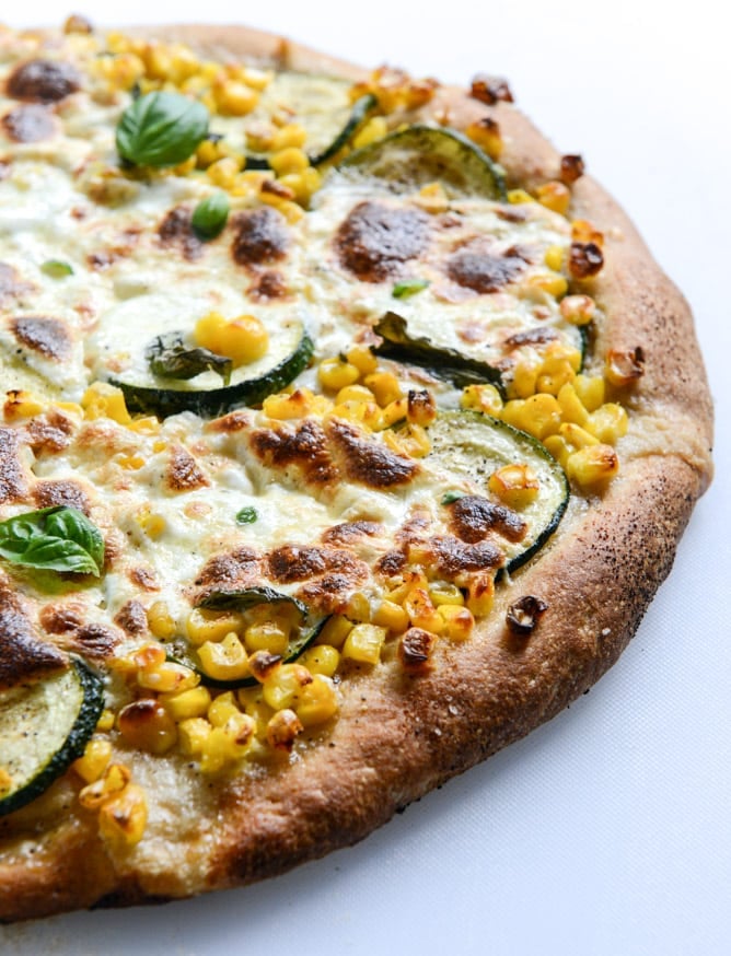 sweet corn, zucchini and fresh mozzarella pizza I howsweeteats.com