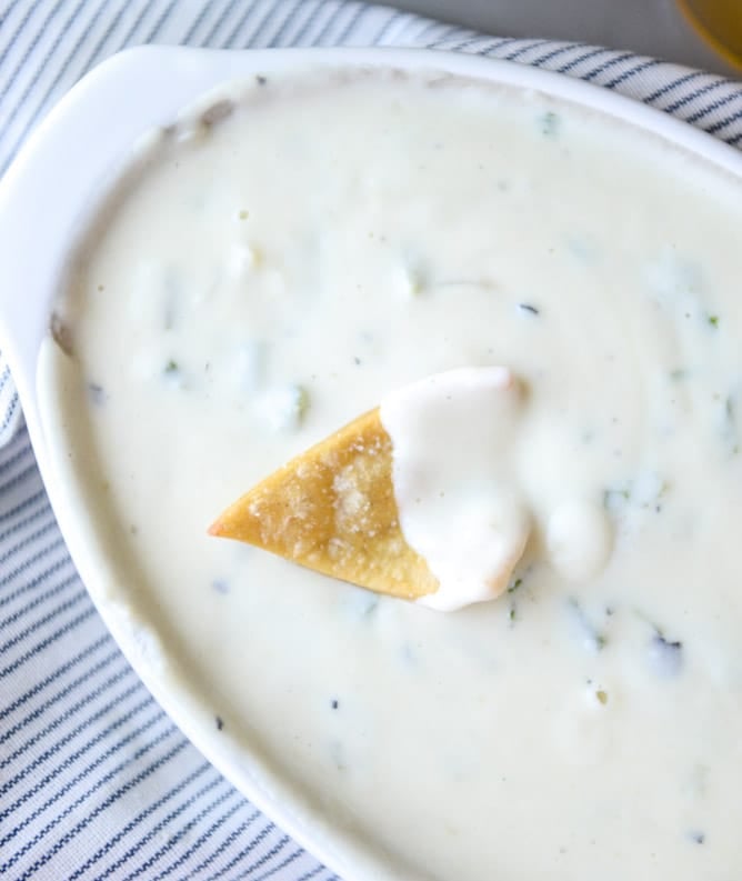 roasted green chile queso cheese dip I howsweeteats.com