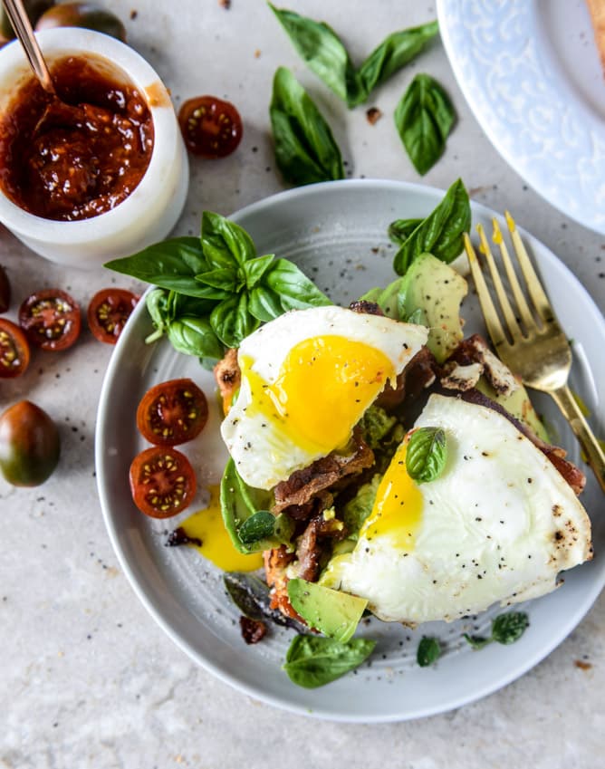 avocado, bacon and egg toast with quick tomato jam by @howsweeteats I howsweeteats.com