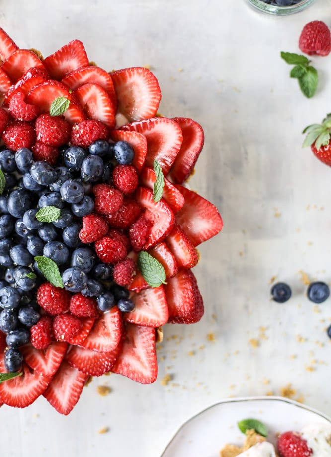 VIDEO TUTORIAL! no-bake cheesecake triple berry star tart I howsweeteats.com 