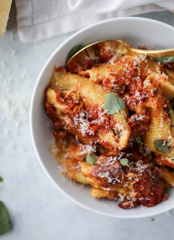 vegetable and fontina stuffed shells with fire roasted marinara I howsweeteats.com