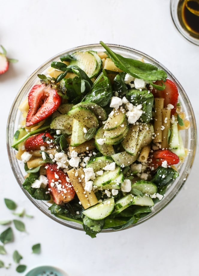 black pepper balsamic strawberry pasta salad I howsweeteats.com #strawberry #pasta #salad #spinach #goatcheese