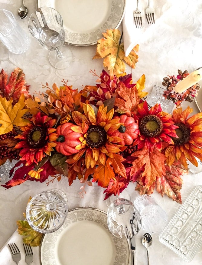 This is my four week thanksgiving timeline, starting from a month out and finishing with an hourly guide on thanksgiving day! It's a great way to get prepped and be sure that you actually enjoy the day with friends and family! I howsweeteats.com #thanksgiving #timeline