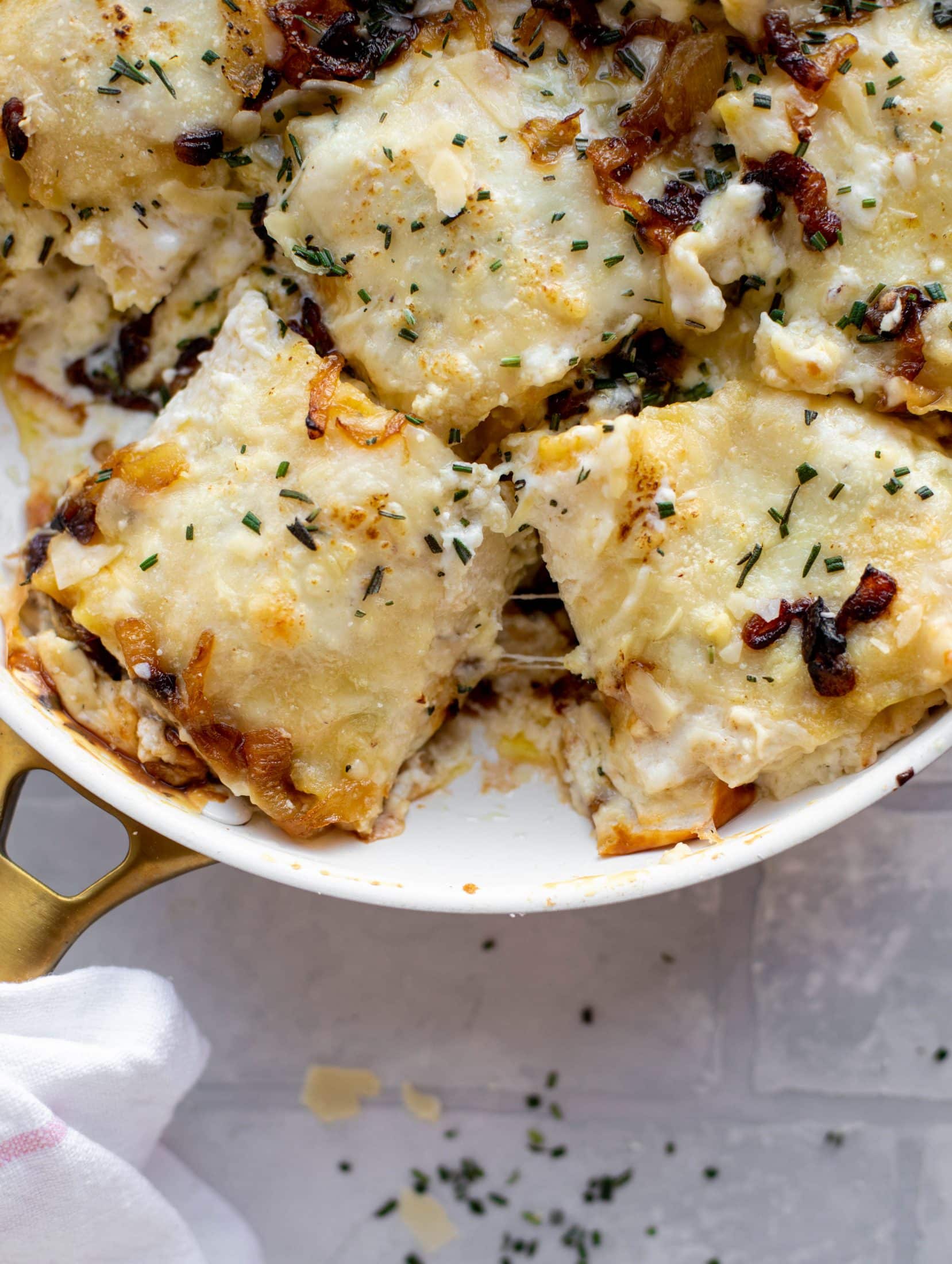 These french onion chicken lasagna roll ups are loaded with flavor! Creamy sauce, chicken, spinach, caramelized onions and gruyere cheese. Love!