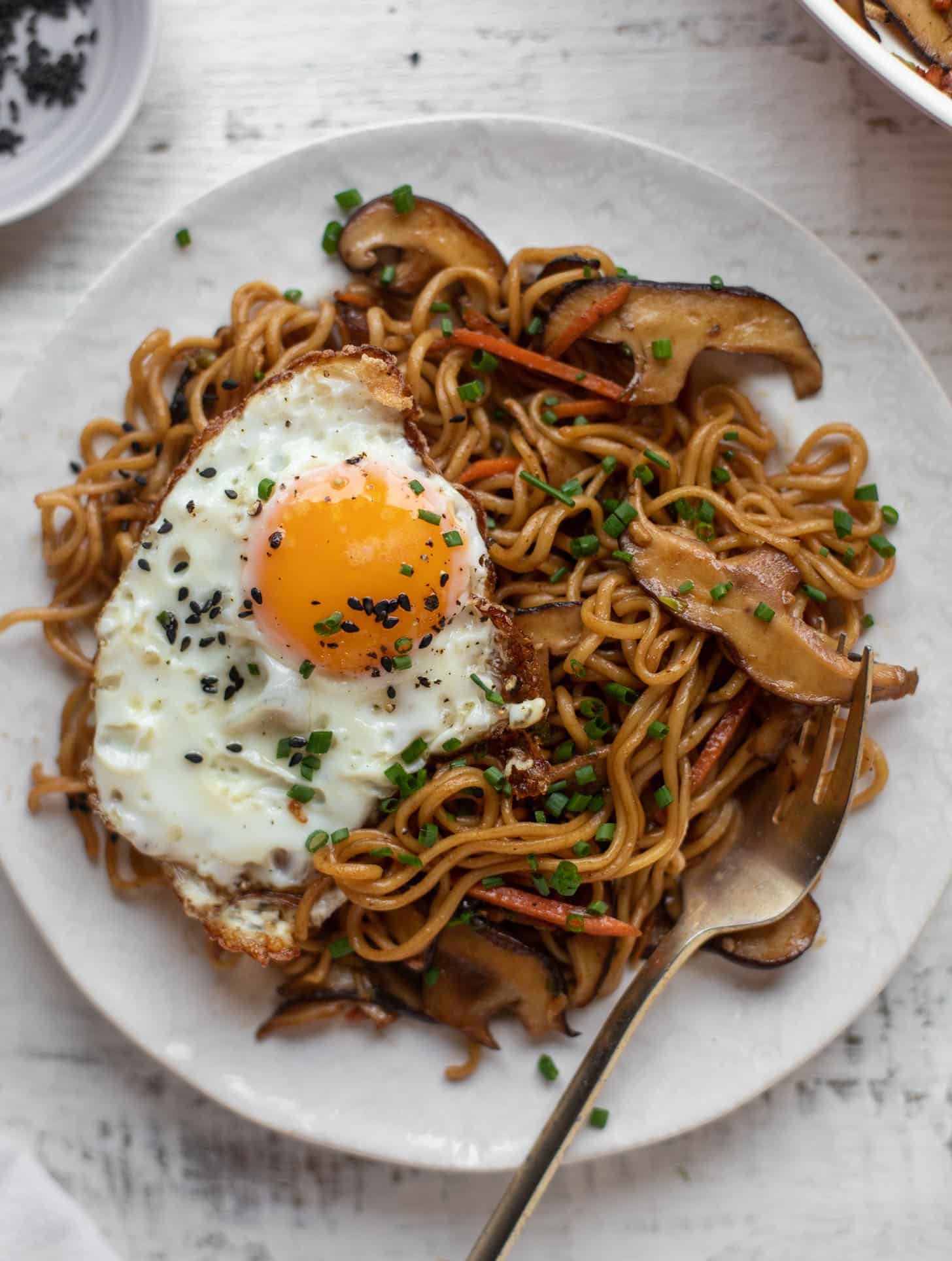 20 minute ramen noodles with sesame fried eggs