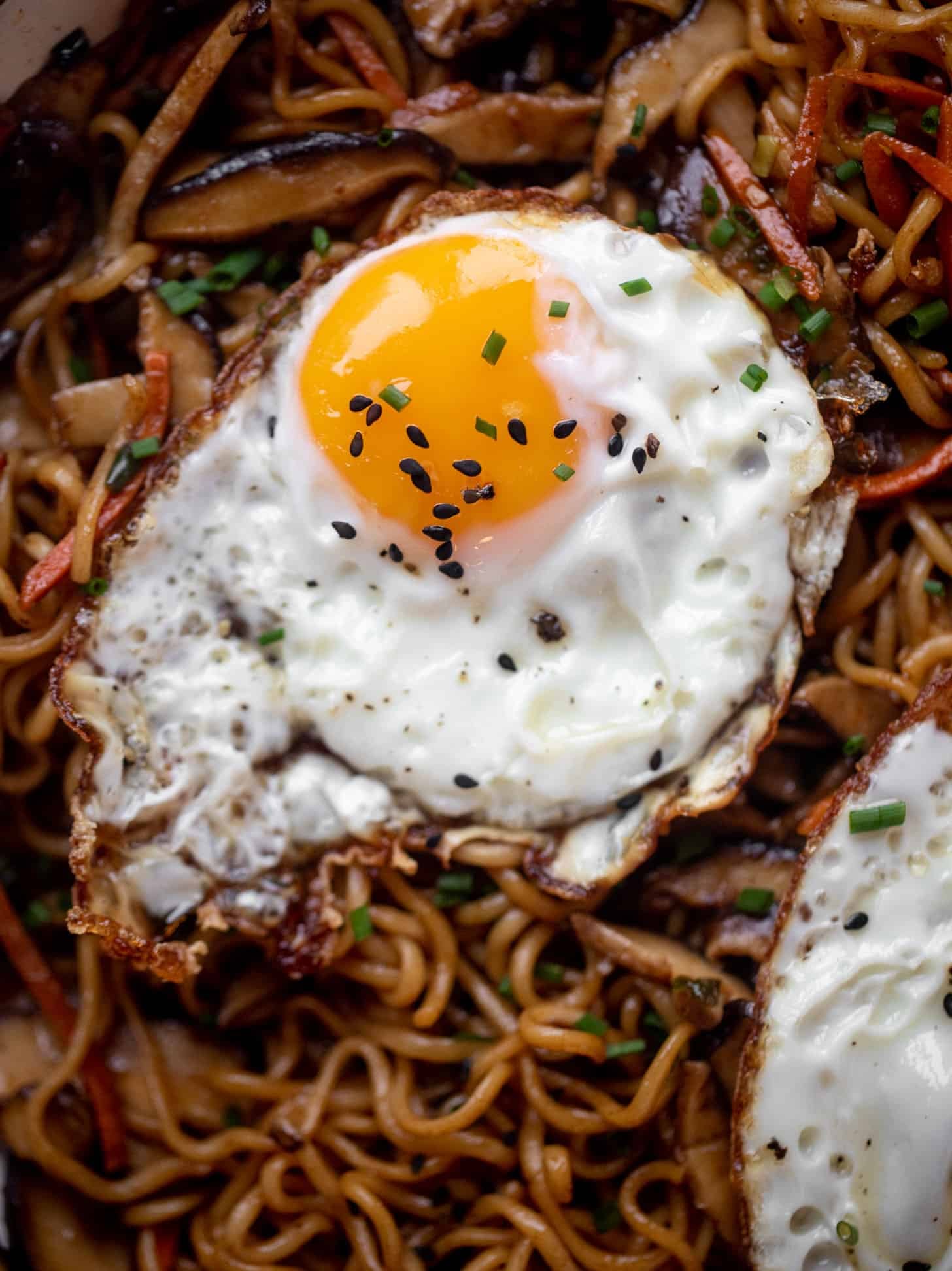 20 minute ramen noodles with sesame fried eggs