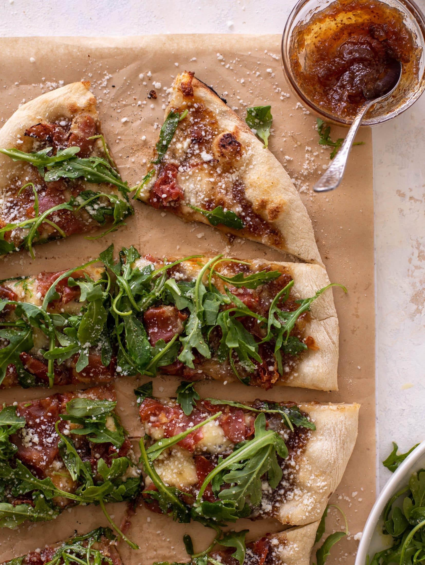 fig jam prosciutto pizza